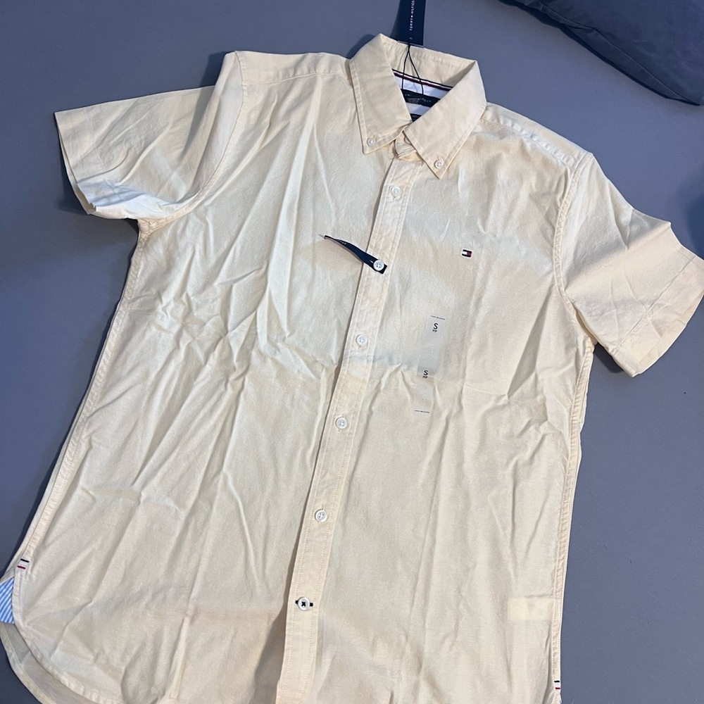 Tommy Hilfiger men’s button-down. ￼